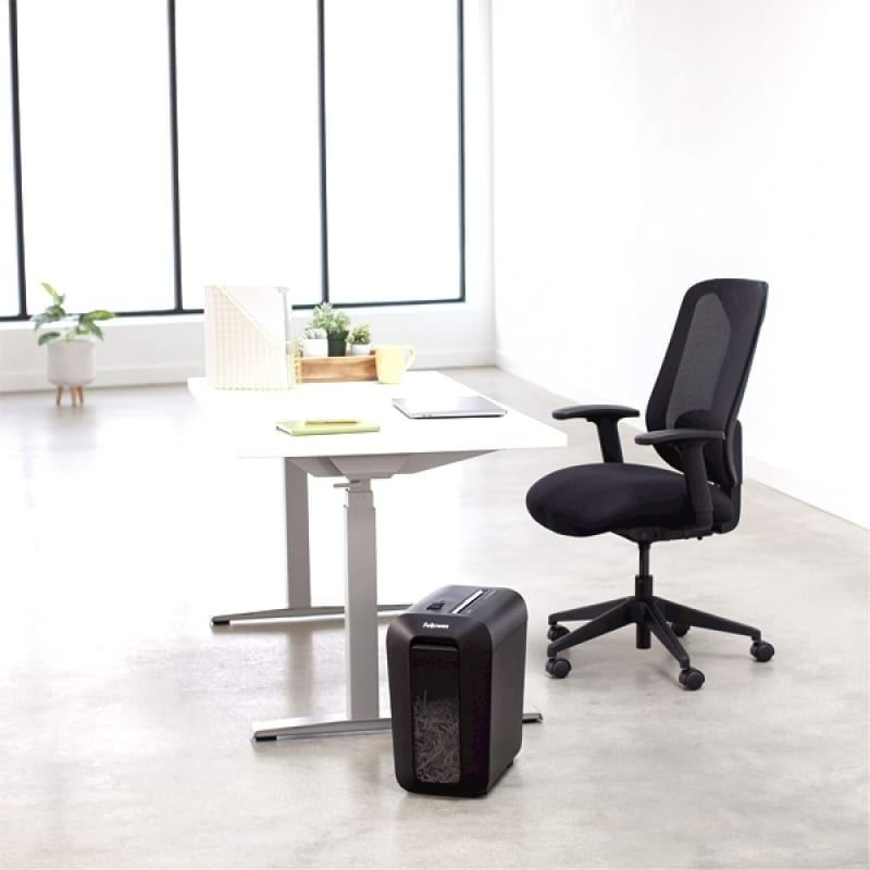 Шредер Fellowes PowerShred LX65 черный (секр.P-4) фрагменты 10лист. 22лтр. скрепки скобы пл.карты
