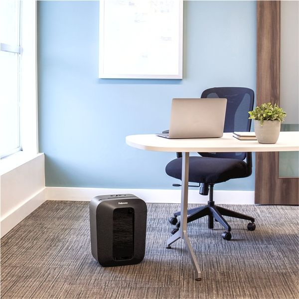 Шредер Fellowes PowerShred LX50 черный (секр.P-4) фрагменты 9лист. 17лтр. скрепки скобы пл.карты