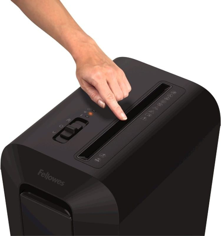 Шредер Fellowes PowerShred LX65 черный (секр.P-4) фрагменты 10лист. 22лтр. скрепки скобы пл.карты